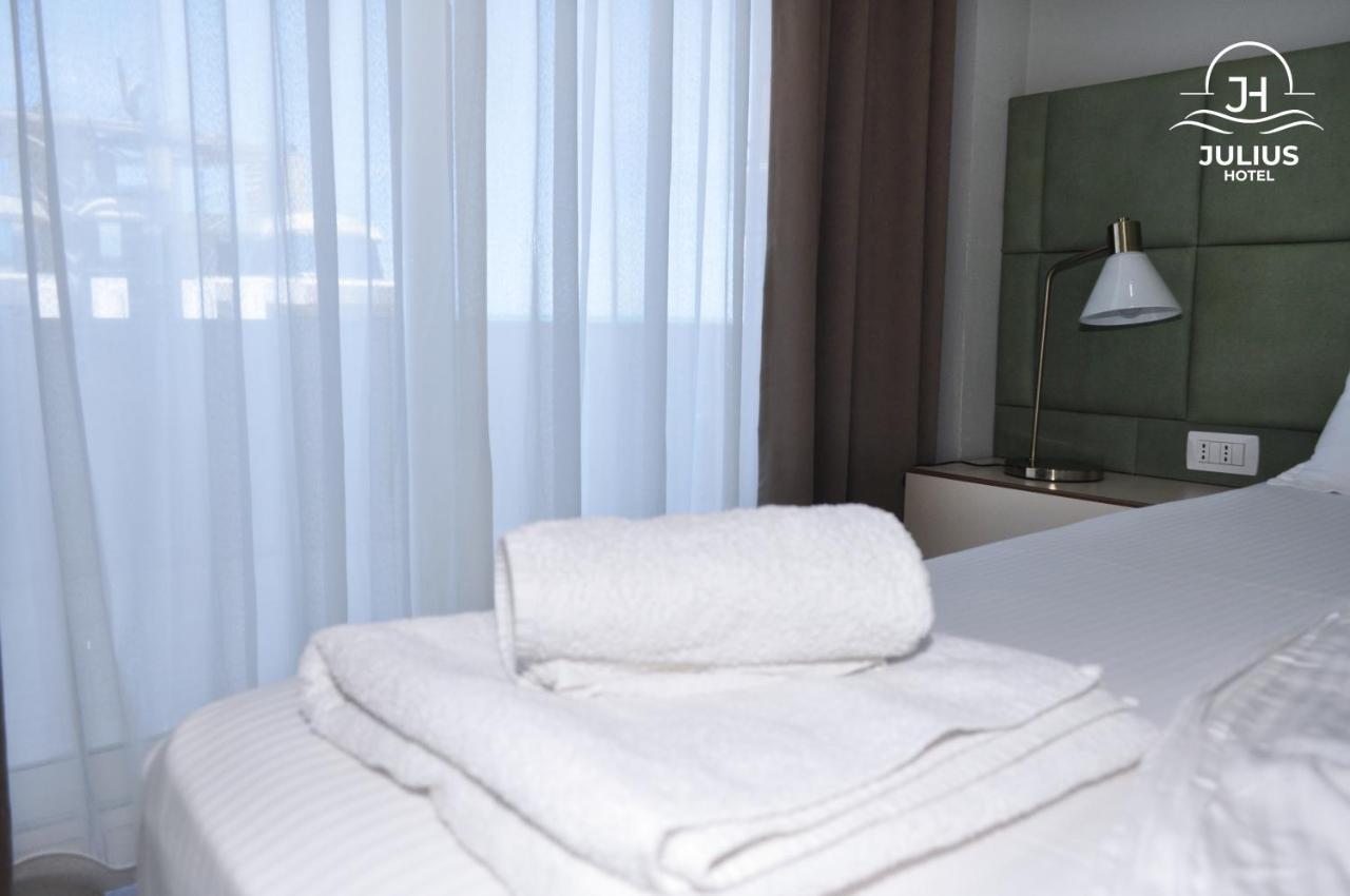 Julius Hotel Golem  Luaran gambar