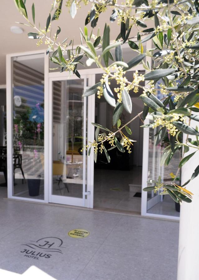 Julius Hotel Golem  Luaran gambar