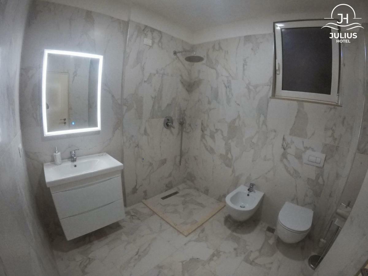 Julius Hotel Golem  Luaran gambar