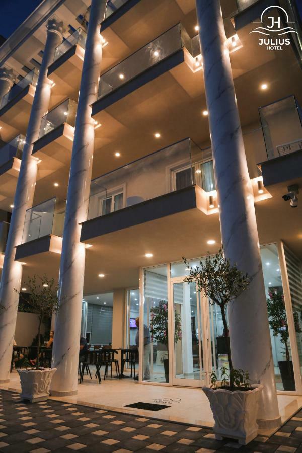 Julius Hotel Golem  Luaran gambar