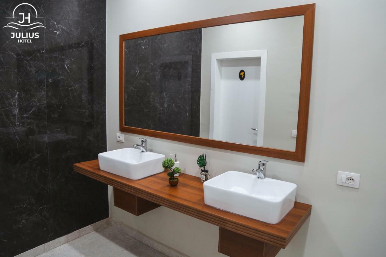 Julius Hotel Golem  Luaran gambar
