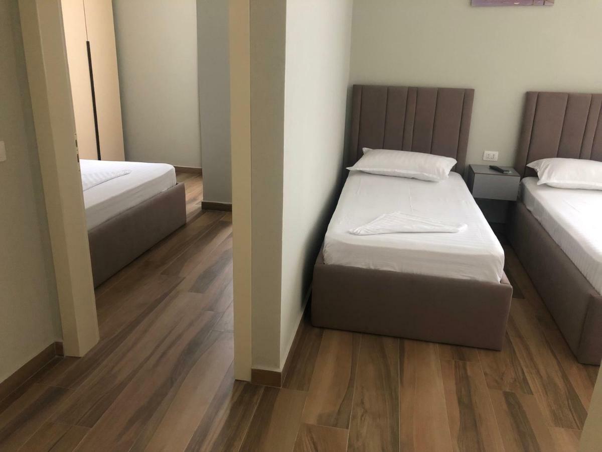 Julius Hotel Golem  Luaran gambar