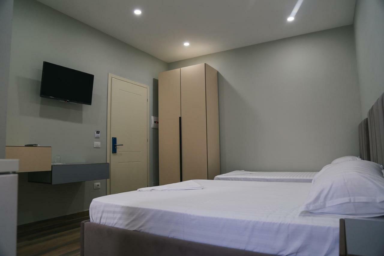 Julius Hotel Golem  Luaran gambar