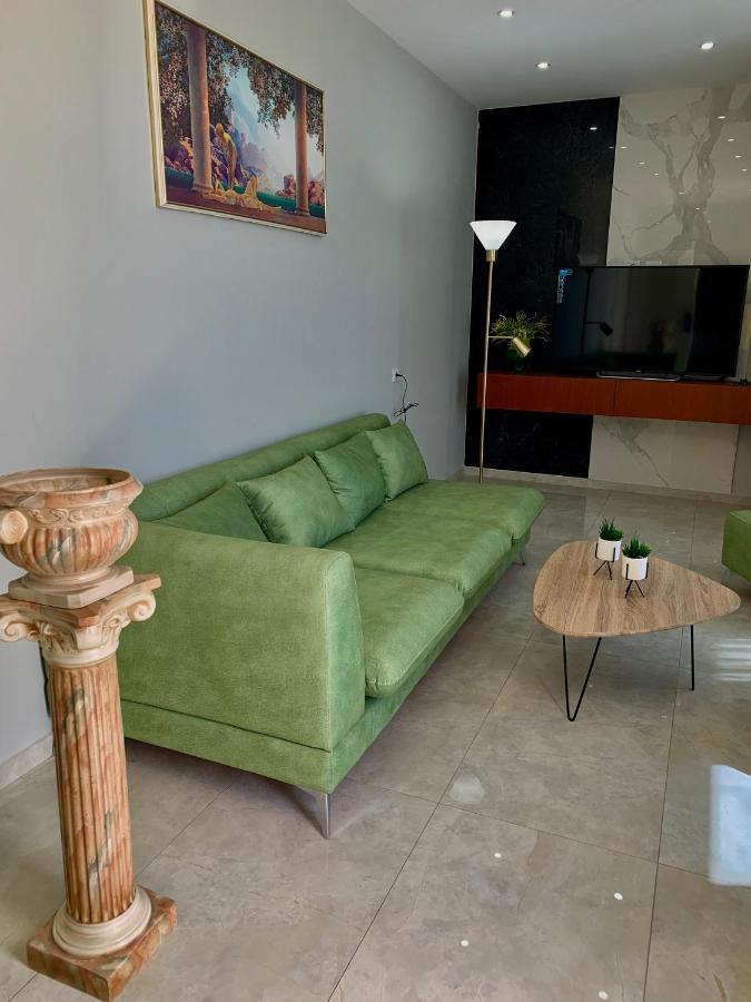 Julius Hotel Golem  Luaran gambar